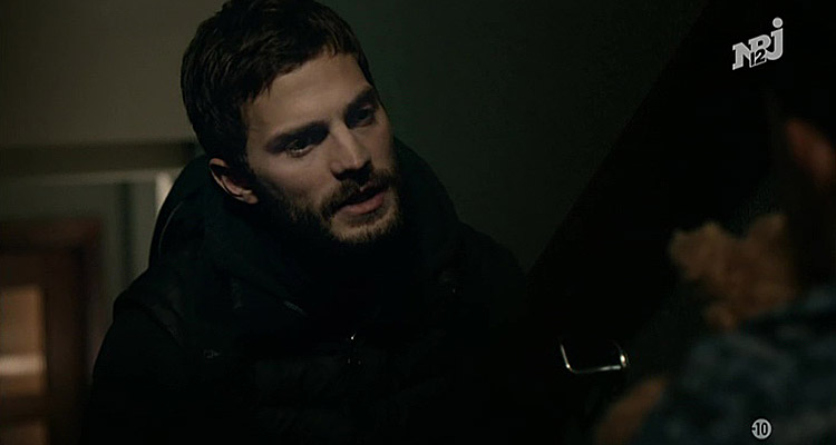 The Fall : Jamie Dornan séduit les femmes et fait grimper les audiences de NRJ12 qui bat M6