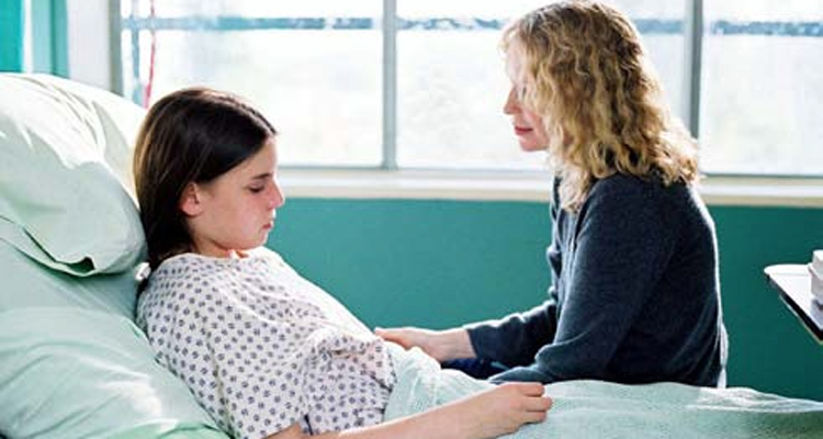 La vie secrète de Zoé (M6) : Mia Farrow en plein désarroi suite à  l’overdose de sa fille