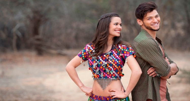 Rayane Bensetti (Peps) et Lucie Lucas (Clem) en plein « Coup de foudre à Jaipur » le 19 octobre sur TF1