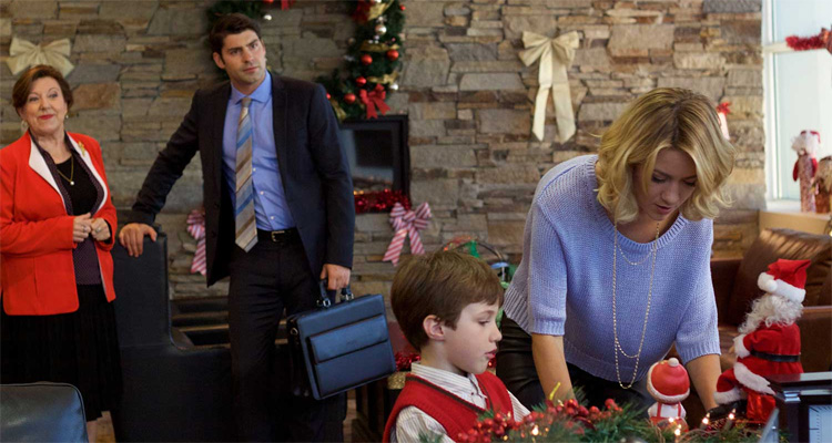 Un cadeau sur mesure pour Noël (TF1) : Beverley Mitchell (7 à la maison) et Meredith Hagner au secours de Travis Milne (Rookie Blue)