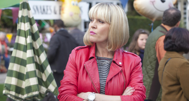 Agatha Raisin : Ashley Jensen (Glee) enquête à Carsley dans l’adaptation des romans de M.C. Beaton 