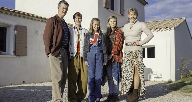 La famille à remonter le temps : Hélène et les garçons, Club Dorothée, Boys band... Emmanuelle, Alain et leurs filles plongent dans les années 1990