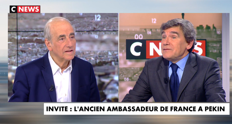 CNews : Clélie Mathias, Thierry Moreau et Jean-Pierre Elkabbach portent l’audience de la matinale, plus forte que LCI