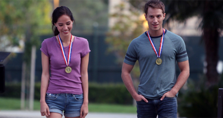 Un café et un nuage d’amour (M6) : Kelsey Chow (Les Frères Scott, Teen Wolf) séduite par le cafetier Jonathan Keltz (Reign) et son agence matrimoniale