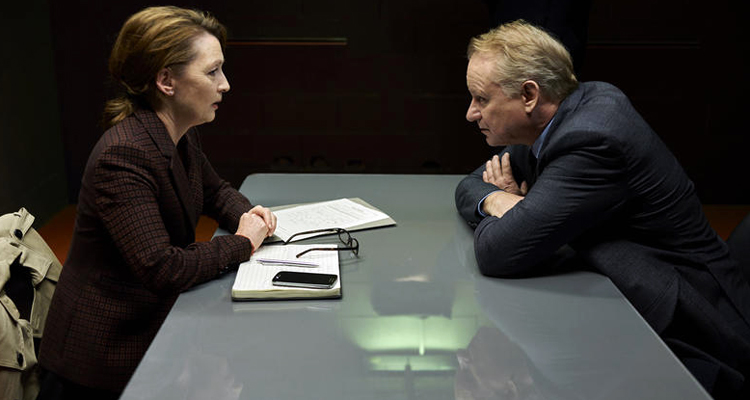 River (Arte, saison 1) : Stellan Skarsgård tourmenté par des visions de sa coéquipière assassinée Nicola Walker